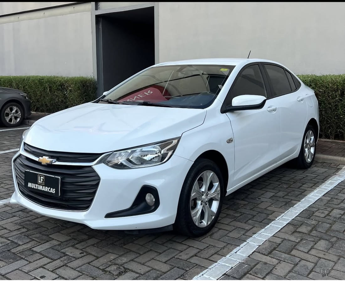 Chevrolet Onix LTZ 2023 branco no pátio da LF Multimarcas